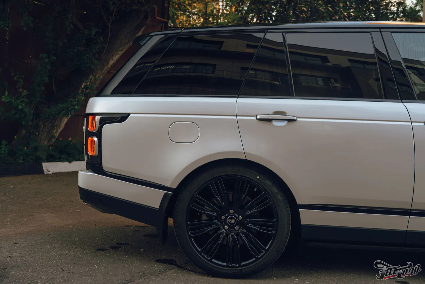 Range Rover Vogue SE в шикарном перламутровом виниле!